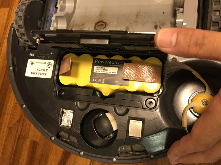 上記のバッテリーケースを開けて、購入した交換用バッテリーをはめ込む。
