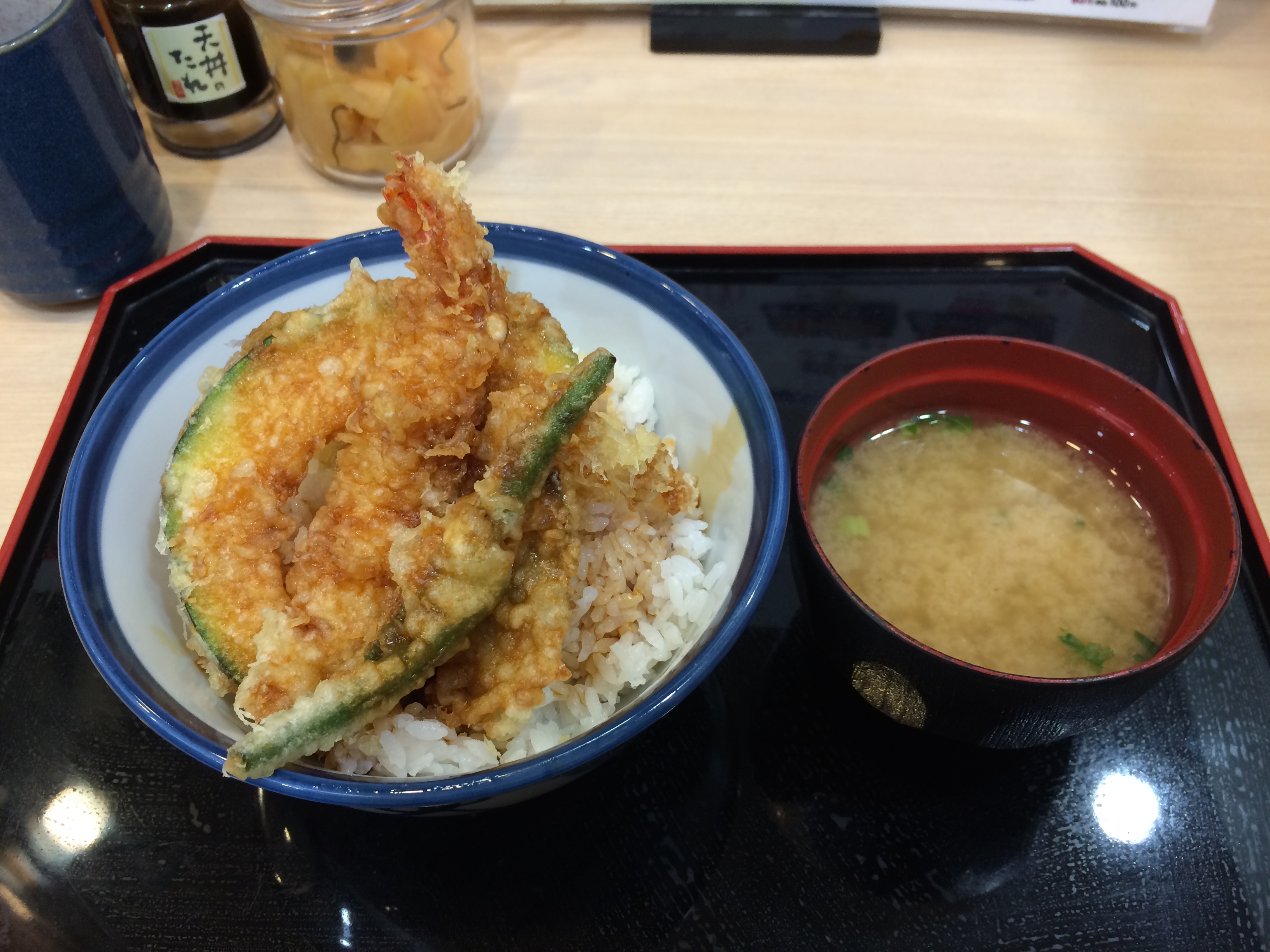 てんや 羽田空港店で人気メニュー 天丼の天ぷら食べる