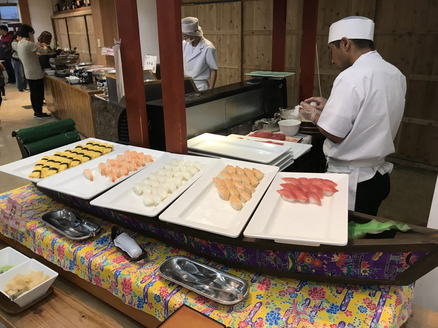 お寿司のネタは、まぐろ、サーモン、イカ、エビ、タマゴ。