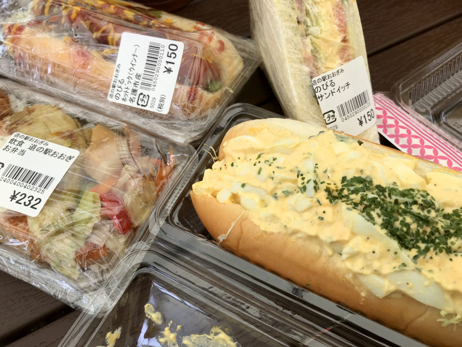 とにかく安い！ 右のタマゴパンなんてメチャクチャたっぷりのタマゴで重いのに150円(税別)！ 食べたあとにもう1個買いました。