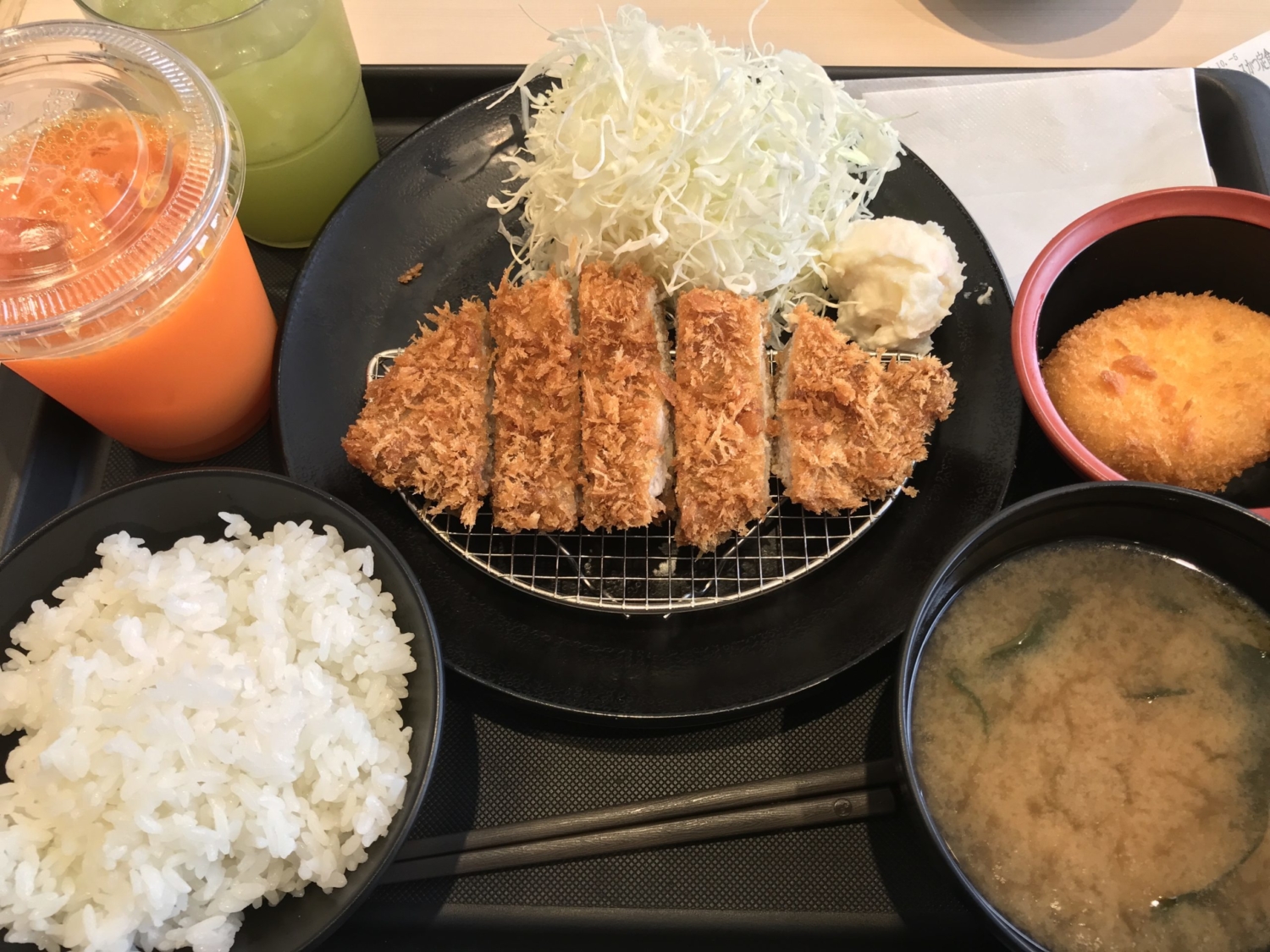 松のや 那覇小禄店で『得朝ロースかつ定食』400円を食べてきた。