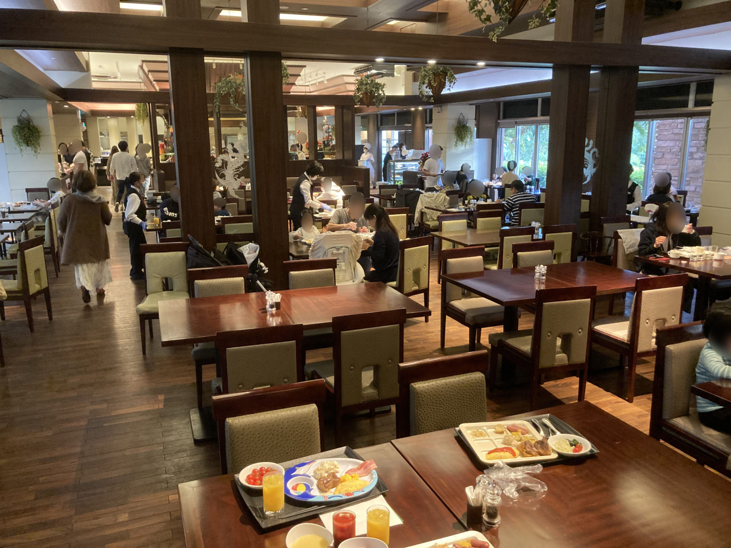 沖縄かりゆしビーチリゾートのレストラン『THE DINING 暖琉満菜』。落ち着いた雰囲気です。
