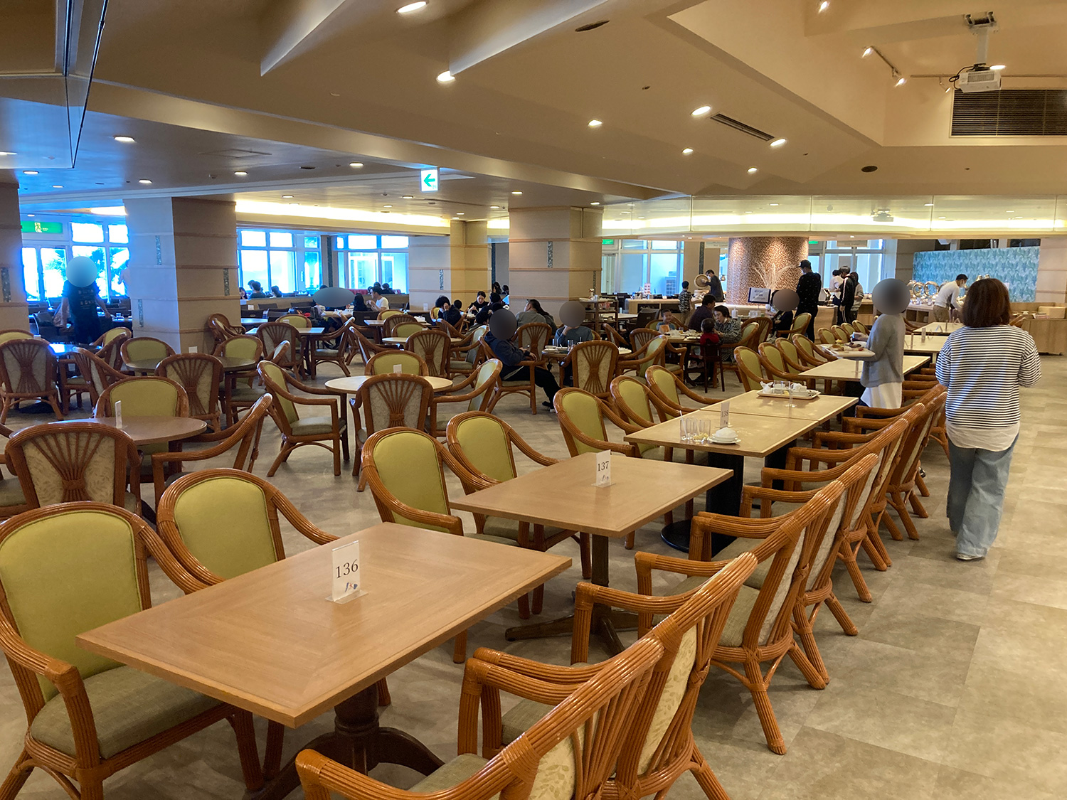 ランチの会場も夕食同様に<a href="https://www.rizzan.co.jp/restaurant/breakfast.html">シーサイドレストラン谷茶ベイ</a>でした。