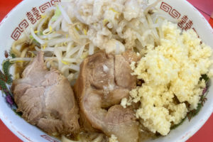 二郎系『赤ひげラーメン 那覇松山店』でヤサイニンニクアブラマシを食べてきた。