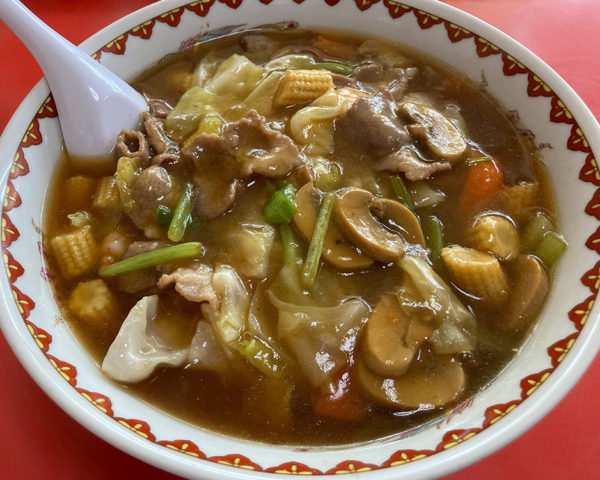 那覇市古波蔵の中華料理『竜丹』の五目ラーメンは具だくさんで熱い！