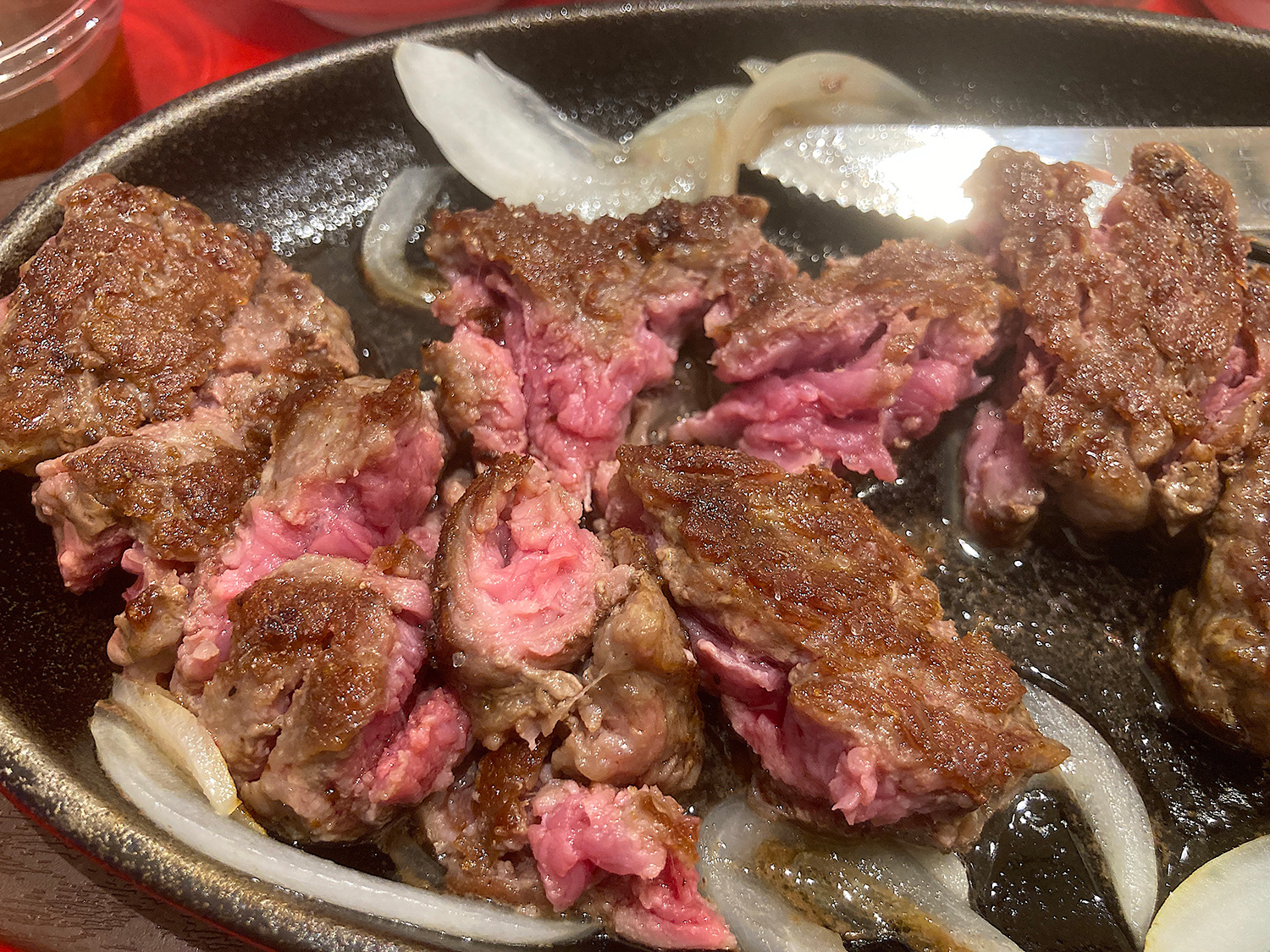 ミディアムレアでオーダーしたお肉をアップにしてみる。<br>最後まで柔らかく、肉汁も感じるバッチリな焼き加減でした。