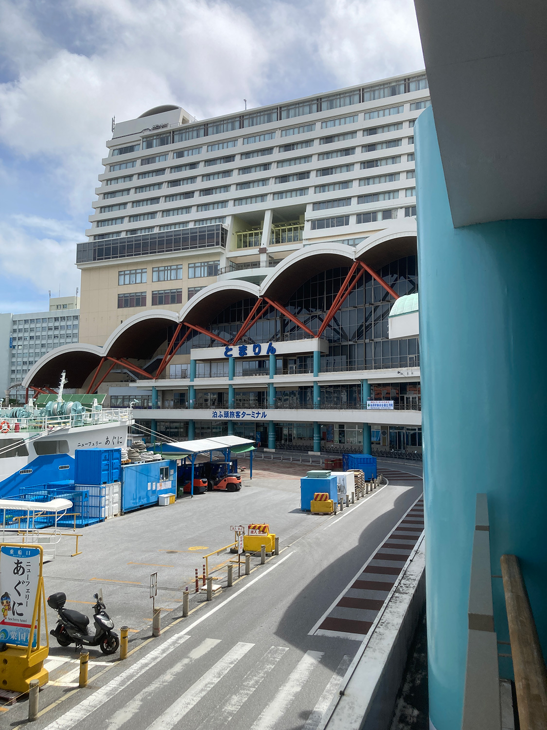 58号線側ではなく、港側からの『沖縄かりゆしアーバンリゾート・ナハ』。<br>この建物、これから何に生まれ変わるんだろう。