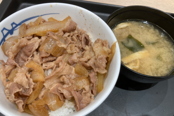沖縄の松屋メニュー：牛めし（牛丼）がお味噌汁ついて280円