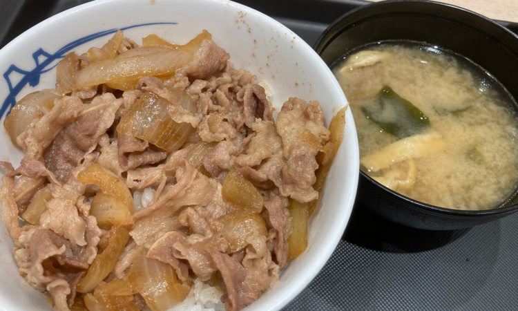 沖縄の松屋メニュー：牛めし（牛丼）がお味噌汁ついて280円