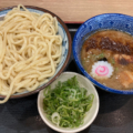 三竹寿アクロスプラザ古島駅前店で『濃厚豚骨魚介つけ麺 特盛』をネギ増しで食べてみた。