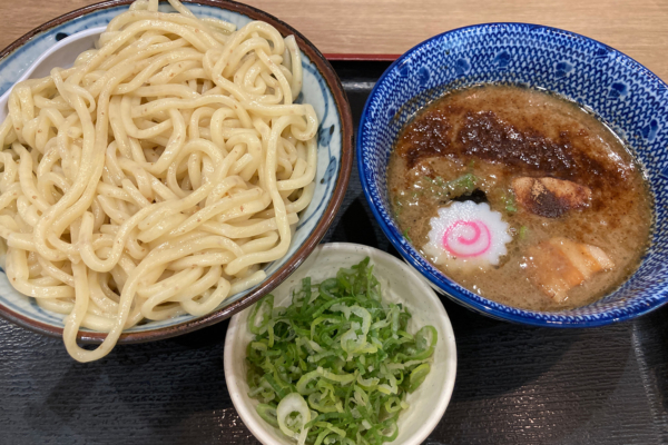 三竹寿アクロスプラザ古島駅前店で『濃厚豚骨魚介つけ麺 特盛』をネギ増しで食べてみた。