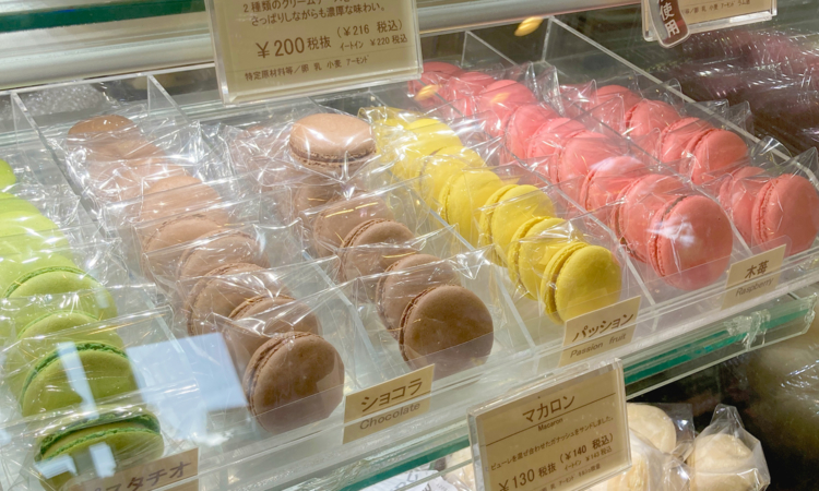 那覇市首里『デザート ラボ ショコラ』のマカロンは色鮮やか。