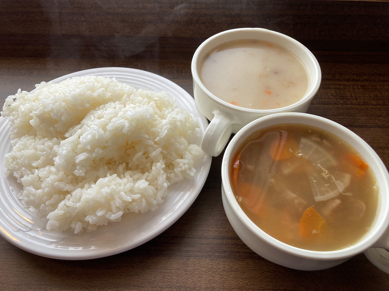 ブッフェコーナーでゲットしたライスとスープ。<br>スープは「やみつき牛汁」と「マッシュルームスープ」となります。