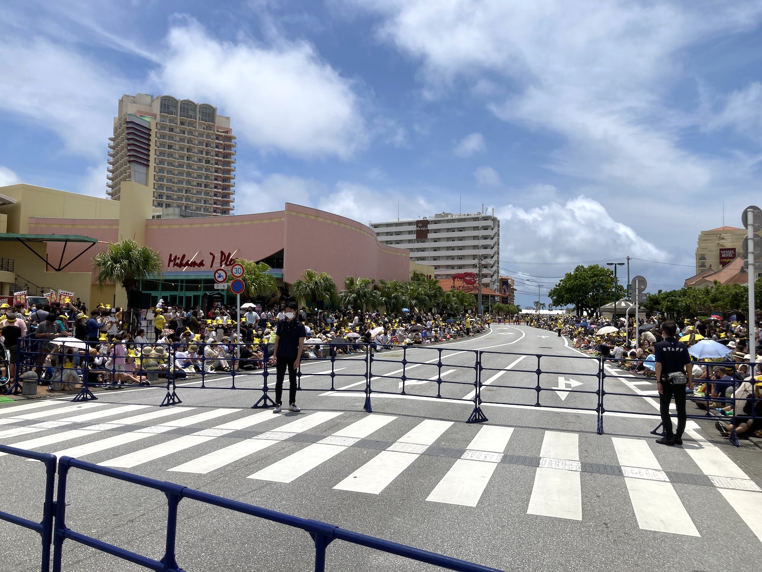 13時にパレード開始でしたが、30分前には既にこの状態。<br>日本人だけでなくアメリカ人など外国の方も数多く集まっていました。<br>ポケモンすげー！