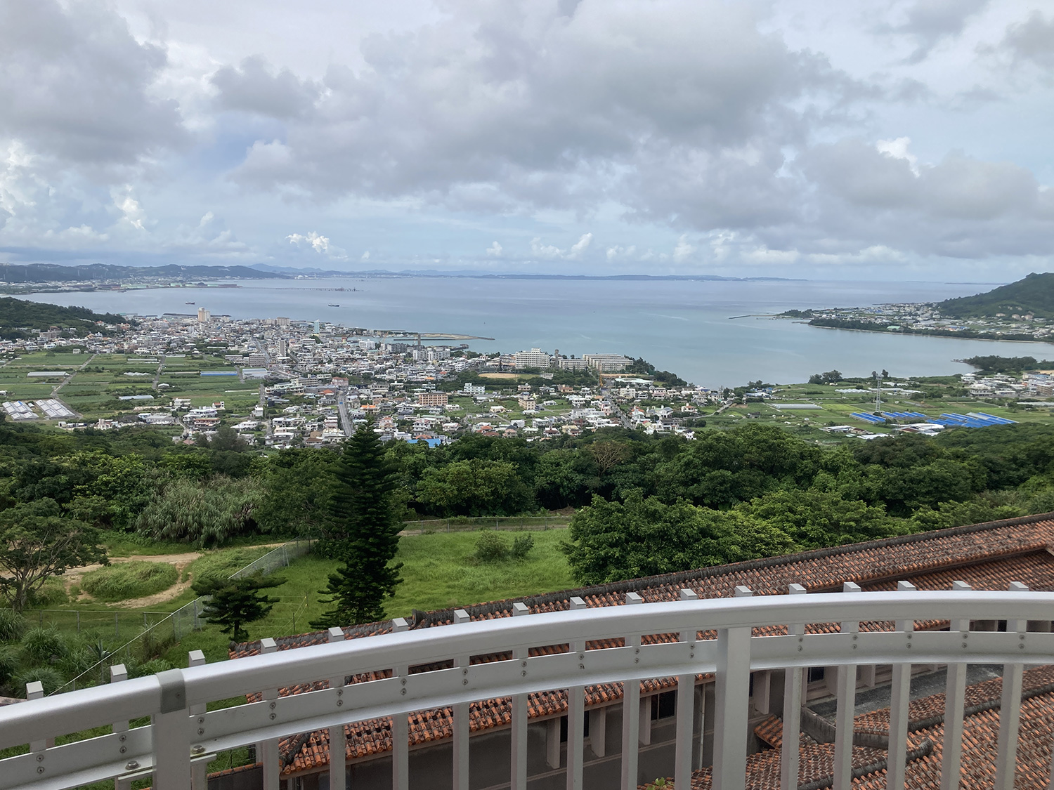 お部屋からは沖縄本島の東海岸を眺める形となります。<br />方角的には北東方向となり、<br />中央向こうに見える陸地はうるま市っぽいです。