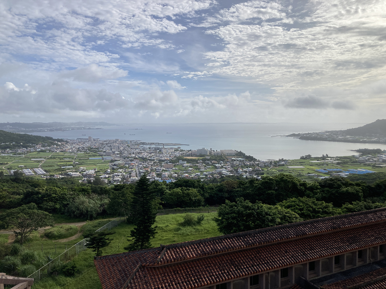 沖縄本島東海岸、朝の景色。<br>雲は若干ありながらも概ね晴れ模様。