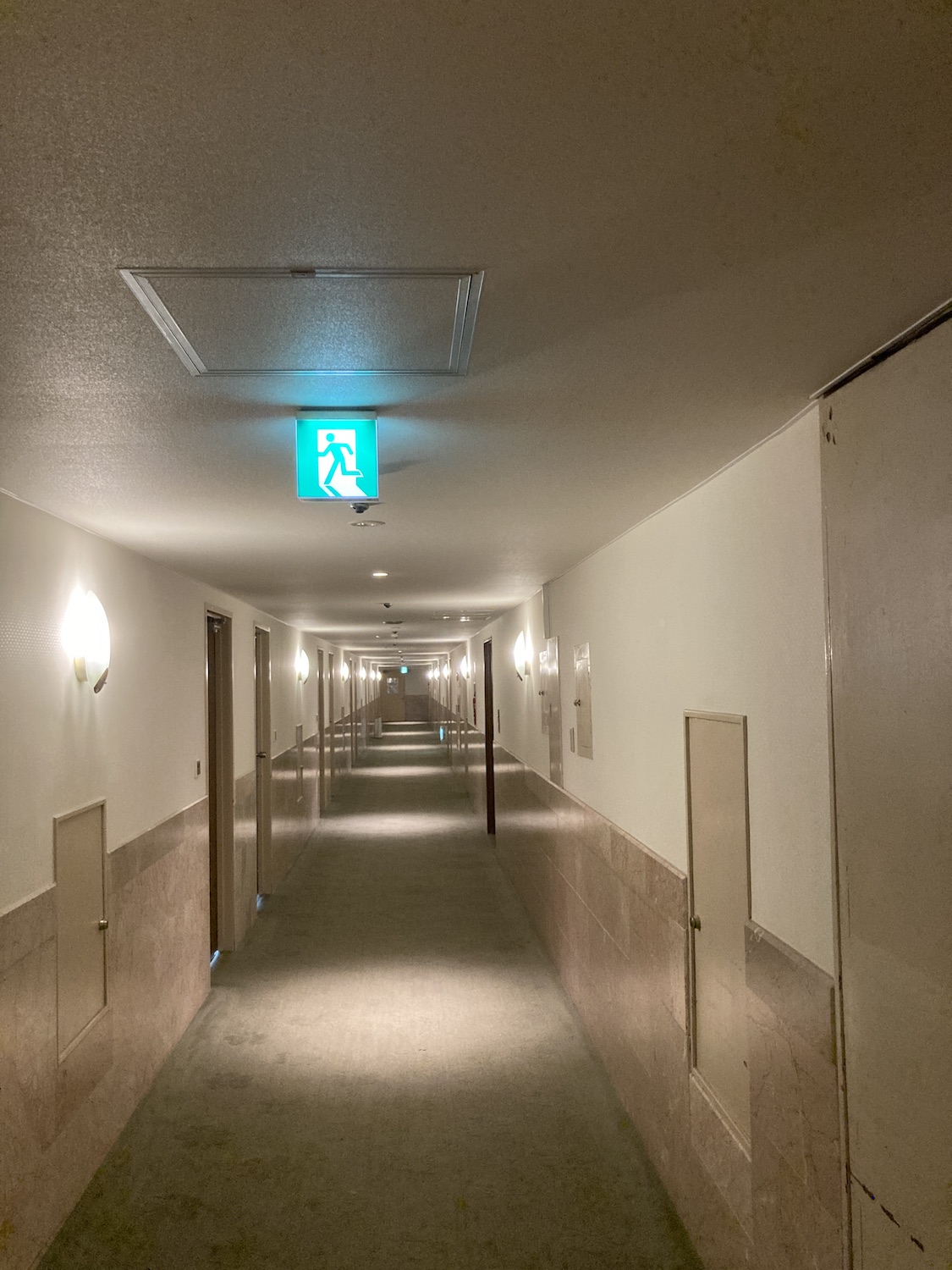 廊下の天井はかなり低い感じがしました。<br>設計的には昔のホテル、といったところでしょうか？