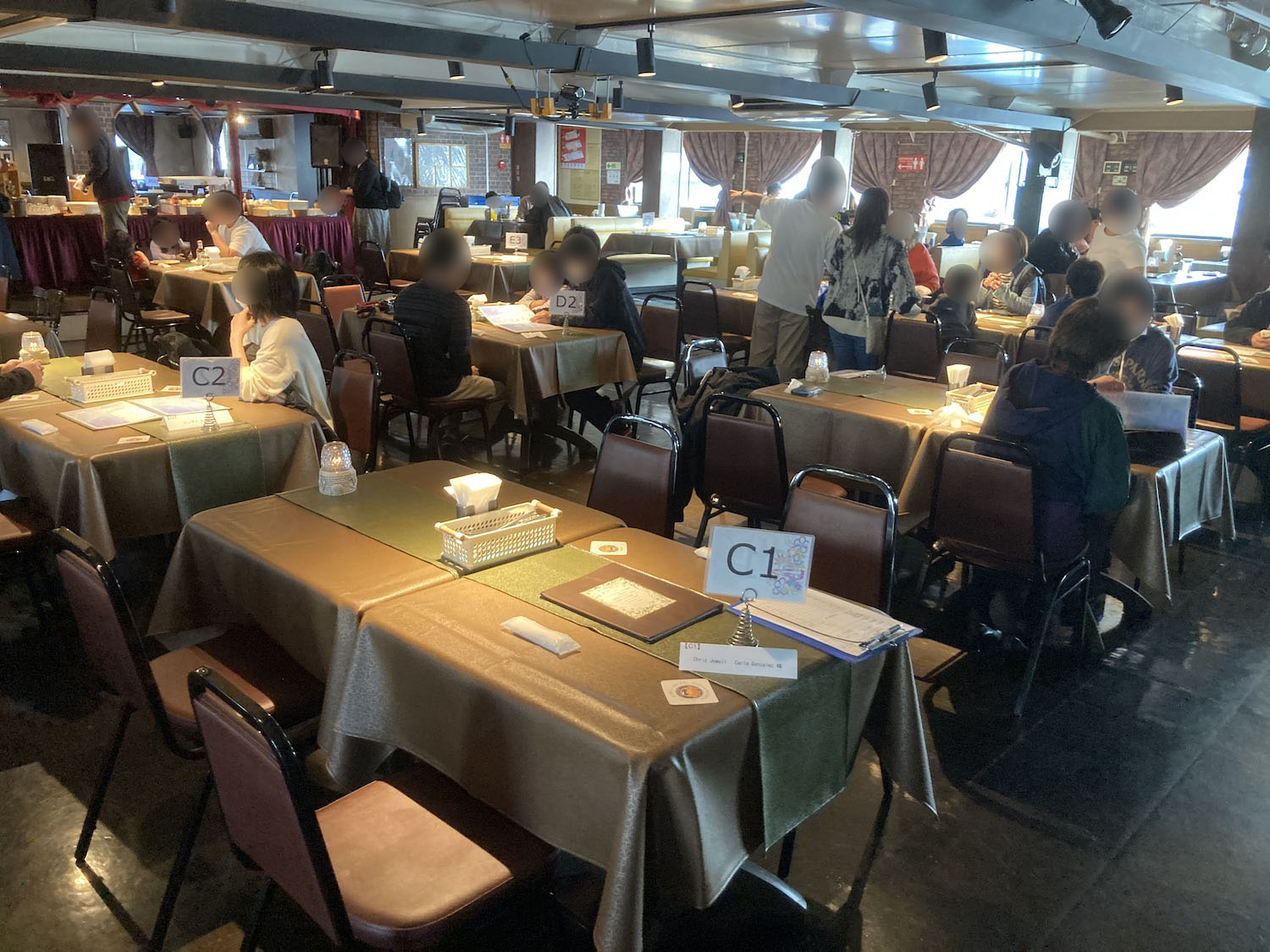 食事をいただく２階の<a href="https://ja.westmarine.co.jp/about.php">レストランフロア</a>。<br>ほぼ満席でした。