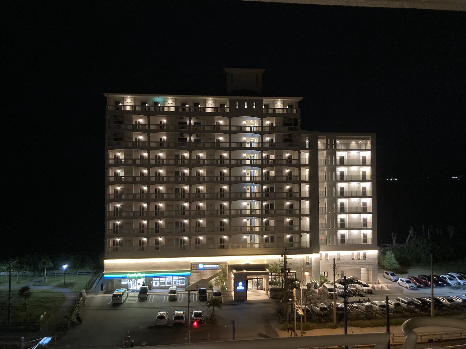 「ベストウェスタン沖縄幸喜ビーチホテル」越しの夜の海、何も見えない...